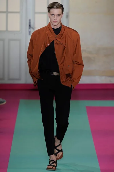 Look 10